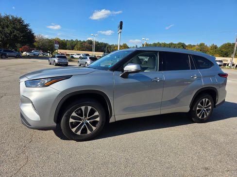 Used 2020 Toyota Highlander XLE image 3