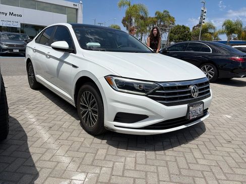 Used 2019 Volkswagen Jetta SEL w/ Cold Weather Package FWD image 2