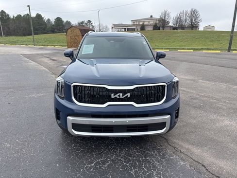 Used 2024 Kia Telluride EX w/ EX Captain's Chair Package image 8