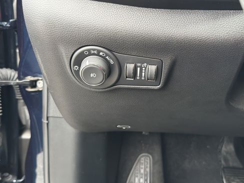 Used 2024 Jeep Compass Latitude AWD/4WD image 16