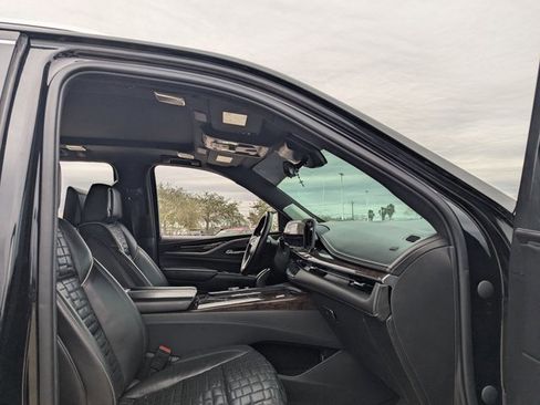 Used 2021 Cadillac Escalade ESV Premium Luxury Platinum image 18