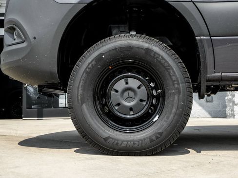 Used 2025 Mercedes-Benz Sprinter 2500 image 4