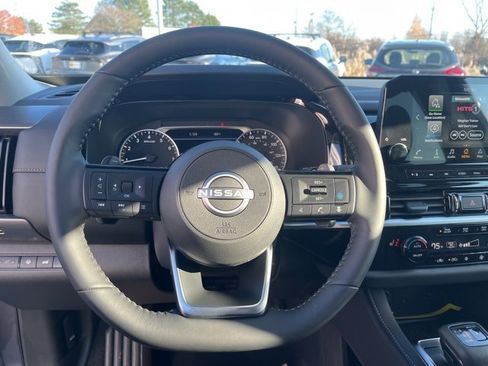 New 2025 Nissan Pathfinder SL w/ Black Appearance Package image 21