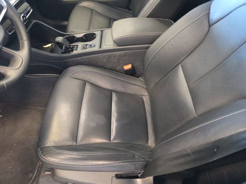 Used 2024 Volvo XC40 B5 Core image 5