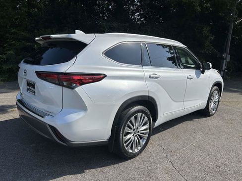 Used 2023 Toyota Highlander Platinum FWD image 3