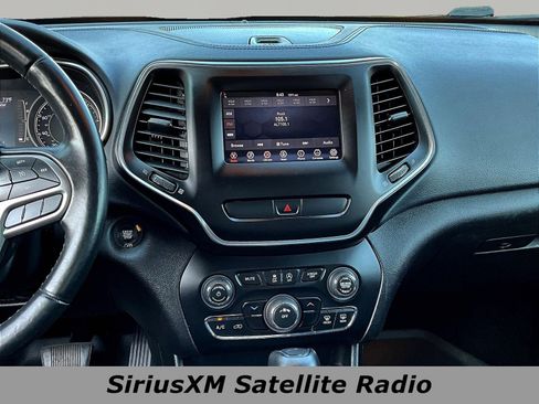Used 2019 Jeep Cherokee Latitude Plus AWD/4WD image 9