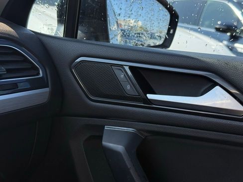 Used 2018 Volkswagen Tiguan S image 21