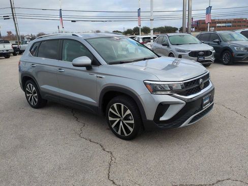 Used 2024 Volkswagen Taos SE image 2