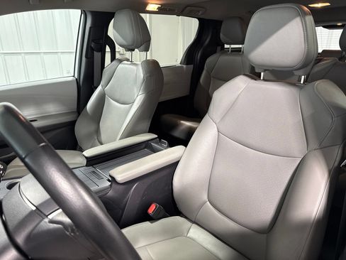 Used 2025 Toyota Sienna XLE FWD image 25