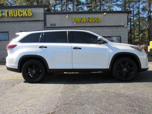 Used 2019 Toyota Highlander SE FWD image 4