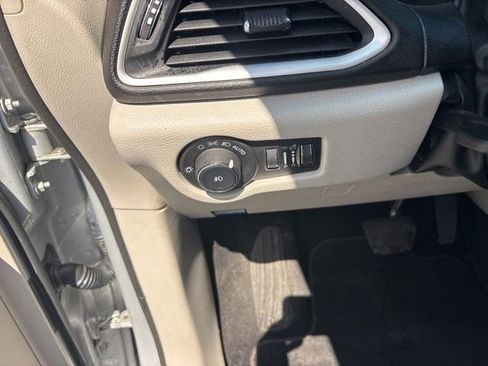 Used 2024 Chrysler Pacifica Touring-L FWD image 19