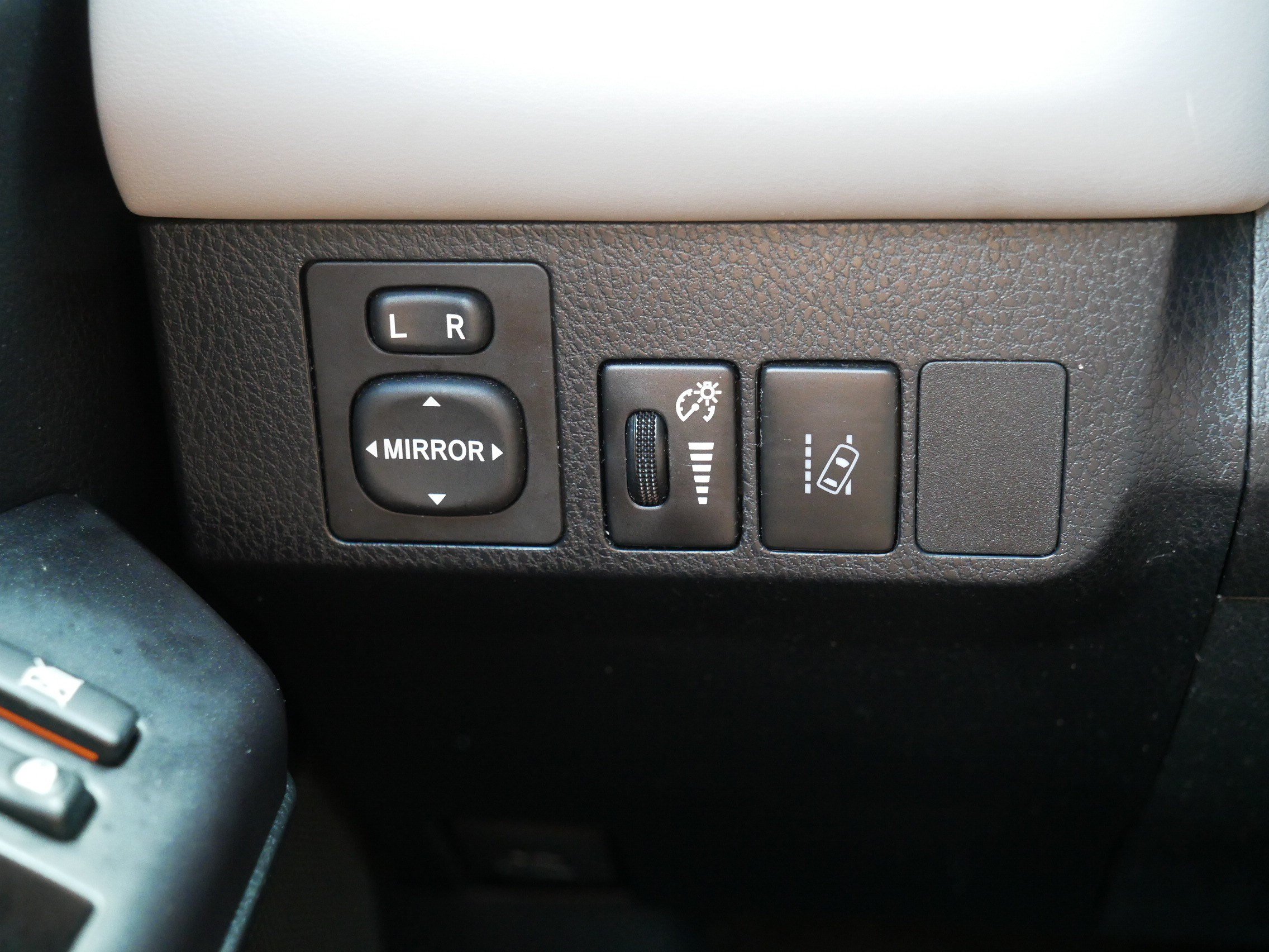 Used 2018 Toyota RAV4 XLE FWD image 26