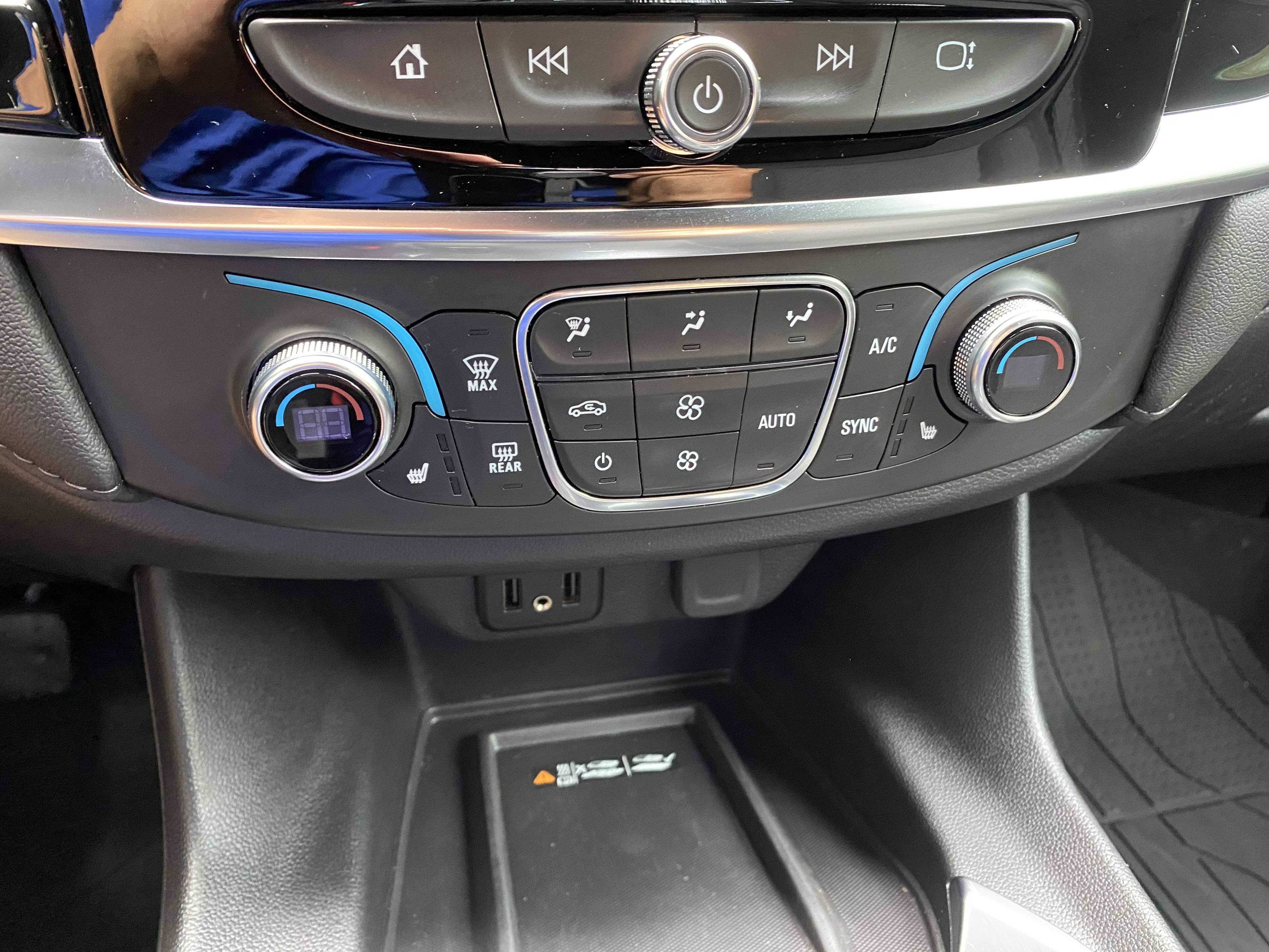 Used 2023 Chevrolet Traverse LT FWD image 29