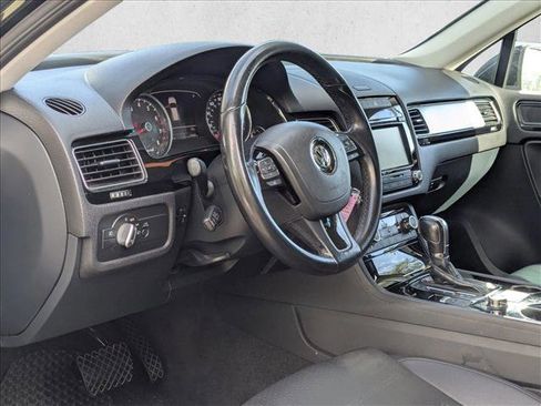 Used 2014 Volkswagen Touareg Sport image 2