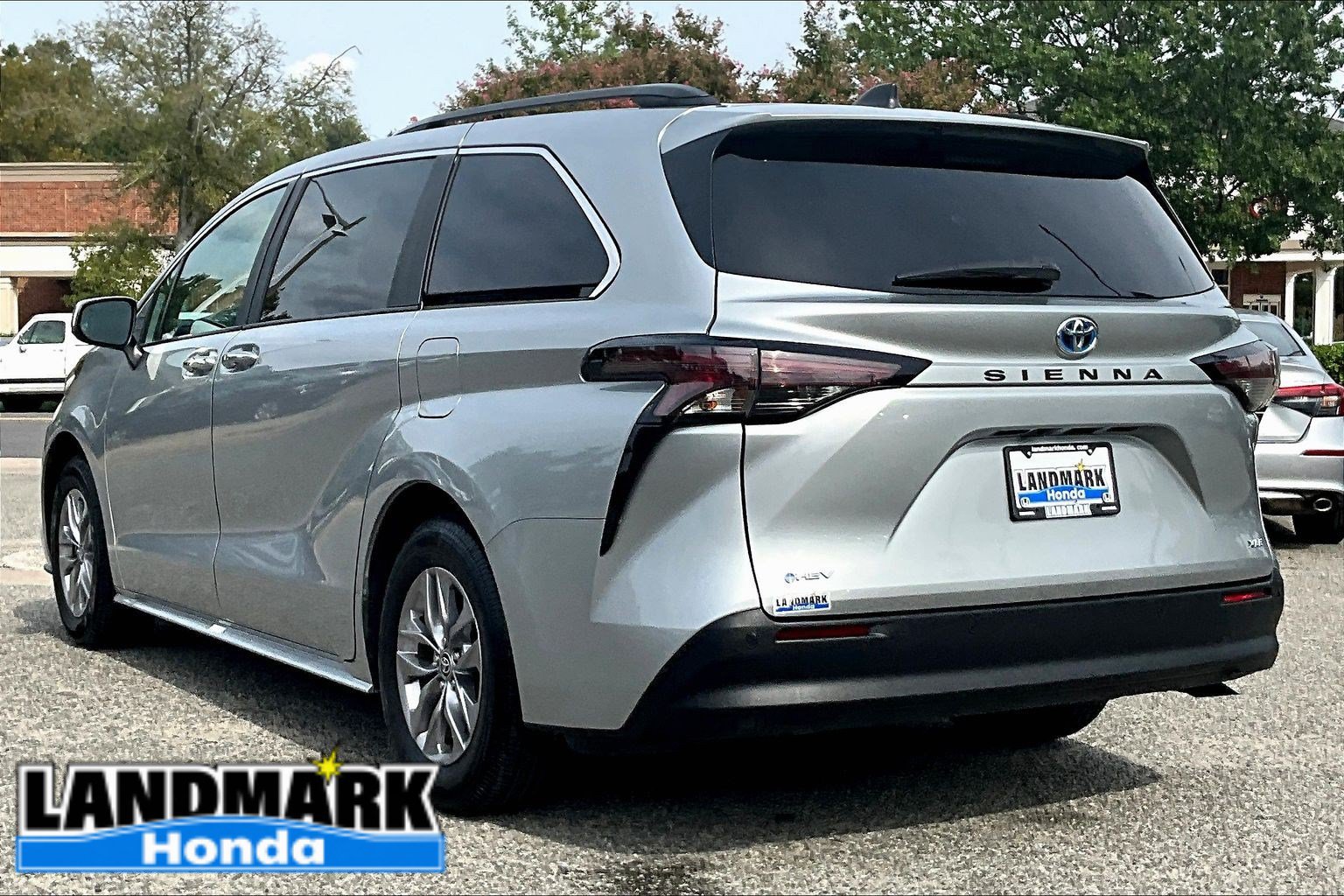 Used 2025 Toyota Sienna XLE FWD image 12