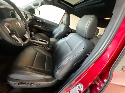 Used 2022 Toyota Tacoma Limited image 11