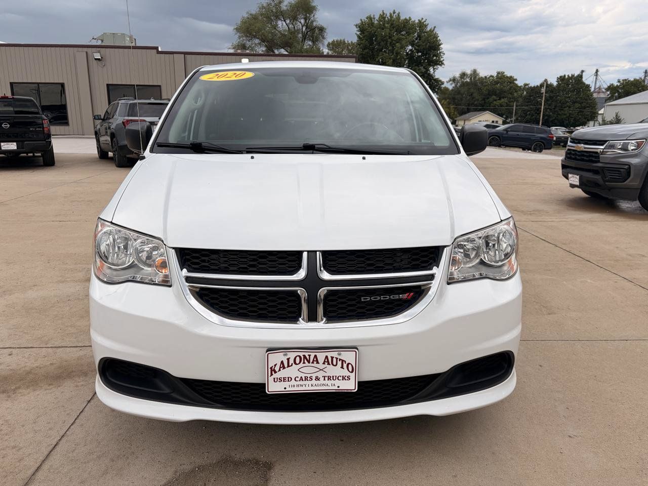 Used 2020 Dodge Grand Caravan SE w/ Rear Park Assist Package FWD image 2