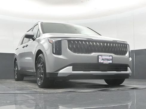 Used 2025 Kia Carnival EX FWD image 57