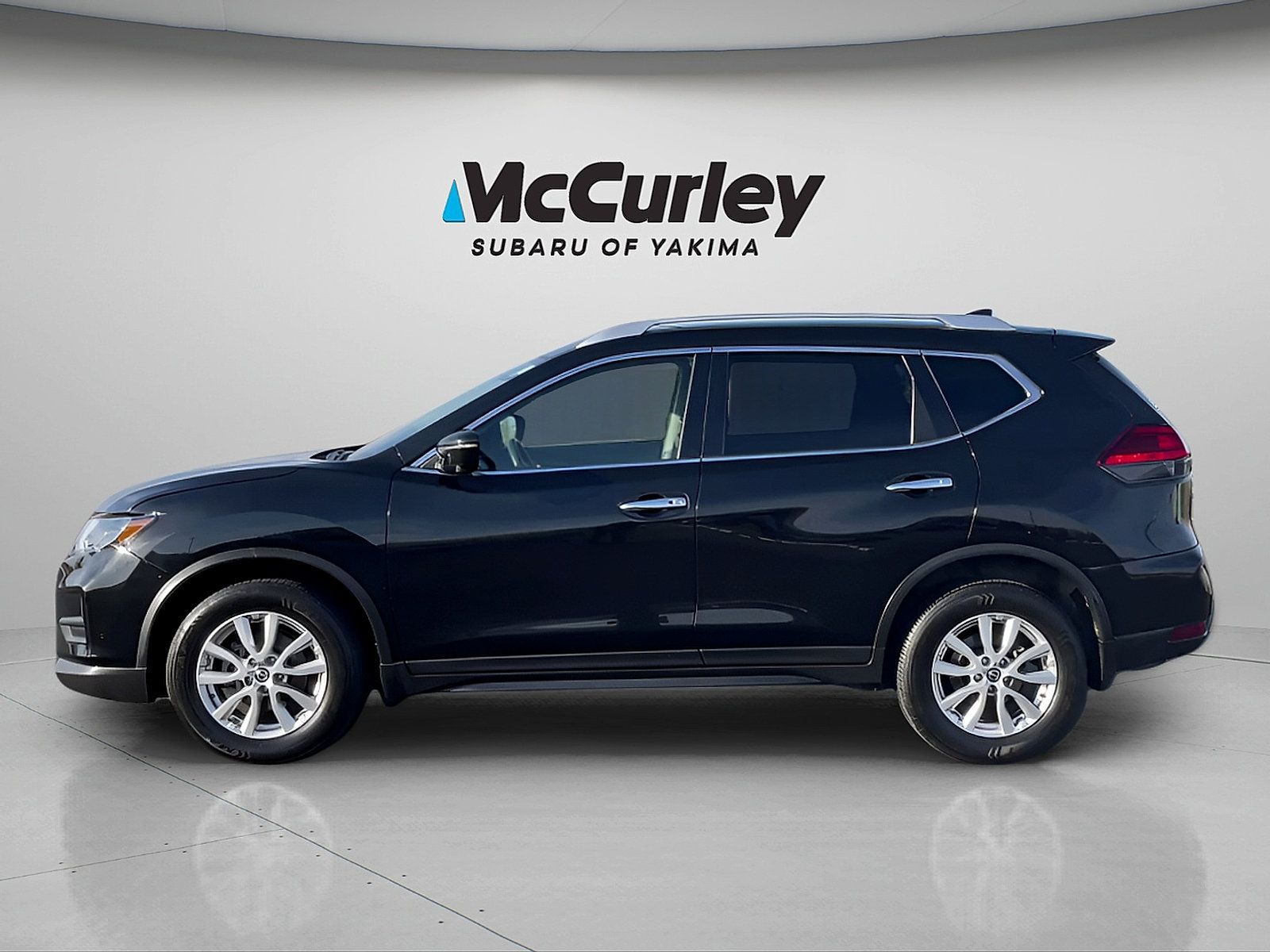 Used 2017 Nissan Rogue SV w/ SV Premium Package AWD/4WD image 2
