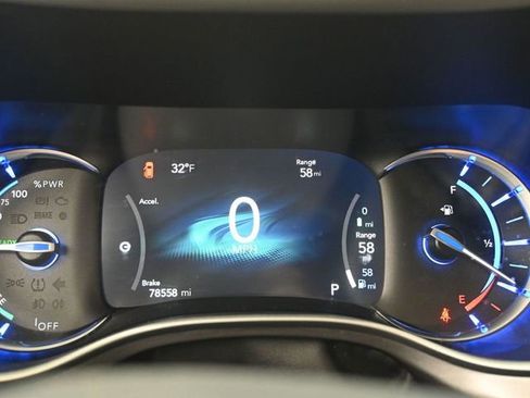 Used 2022 Chrysler Pacifica Touring-L w/ Uconnect Theater Family Group image 9