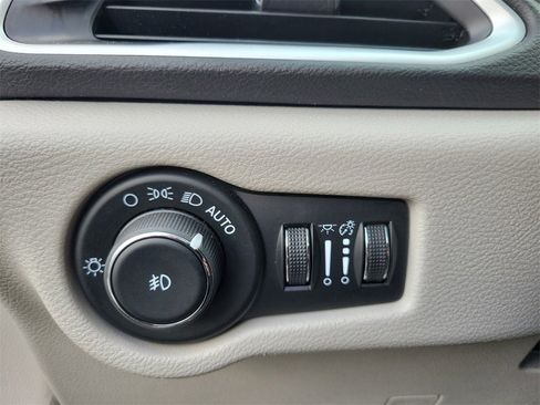 Used 2024 Chrysler Pacifica Touring-L image 13