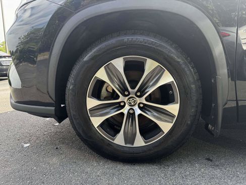 Used 2022 Toyota Highlander XLE AWD/4WD image 9