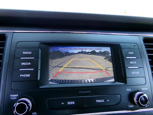 Used 2018 Kia Sedona L image 18