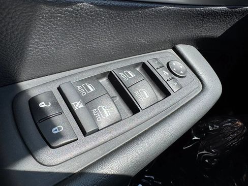 Used 2025 Chrysler Pacifica Limited FWD image 29