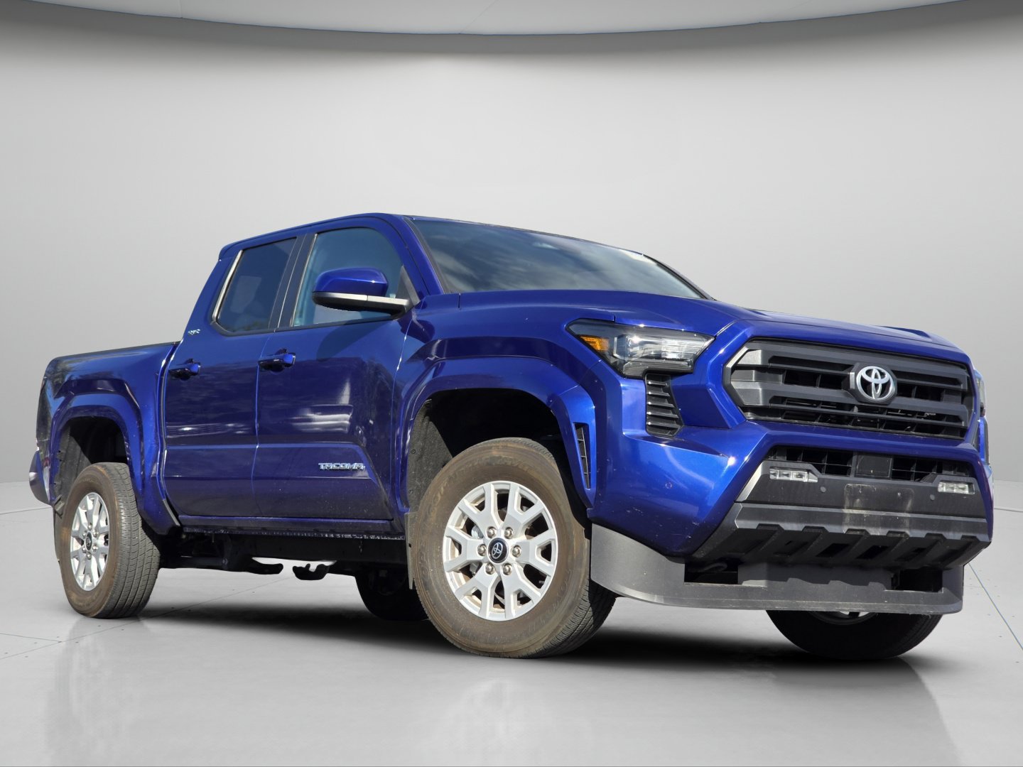 Used 2024 Toyota Tacoma SR5 AWD/4WD image 2
