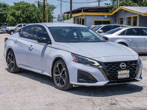 Used 2023 Nissan Altima 2.5 SR FWD image 3