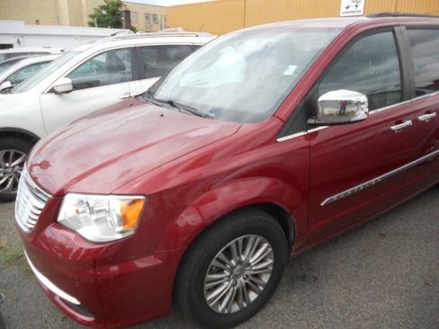 Used 2015 Chrysler Town & Country Touring-L w/ Driver Convenience Group FWD image 1