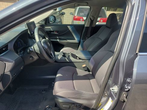 Used 2023 Toyota Venza LE image 18