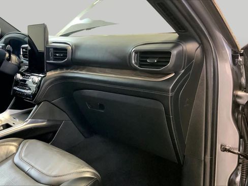 Used 2022 Ford Explorer Platinum w/ Equipment Group 601A AWD/4WD image 17