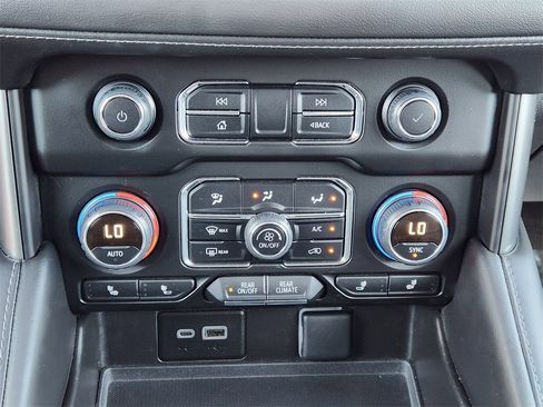 Used 2024 Chevrolet Suburban LT image 20