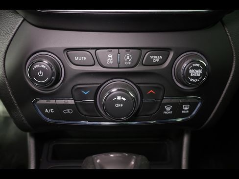 Used 2019 Jeep Cherokee Latitude w/ Popular Appearance Group image 15