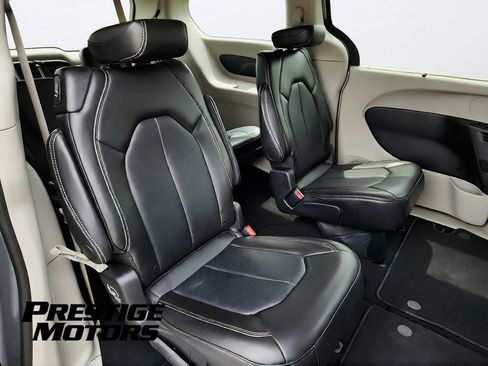 Used 2024 Chrysler Pacifica Touring-L FWD image 29