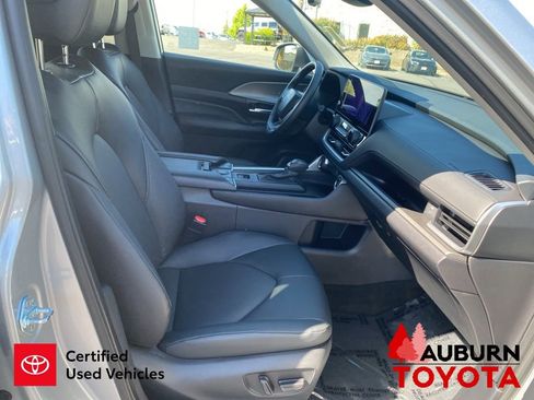 Used 2025 Toyota Grand Highlander AWD image 13
