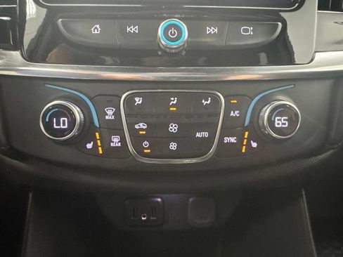 Used 2023 Chevrolet Traverse LT FWD image 17