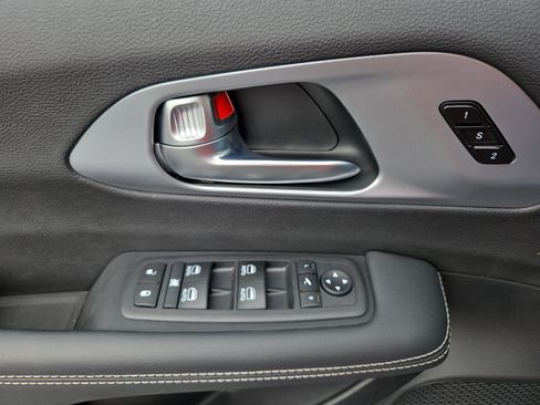 Certified 2026 Chrysler Pacifica Limited FWD image 32