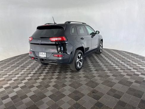 Used 2017 Jeep Cherokee Trailhawk w/ Cold Weather Group AWD/4WD image 7