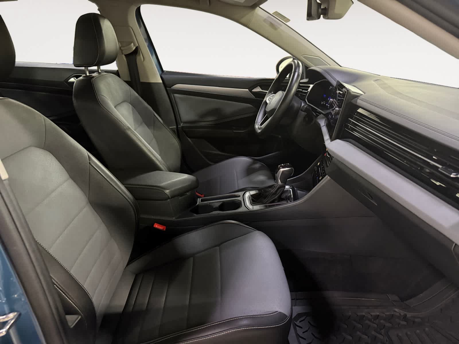 Used 2025 Volkswagen Jetta SE FWD image 22