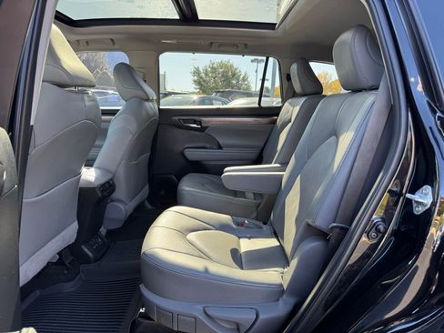 Certified 2022 Toyota Highlander Platinum image 13