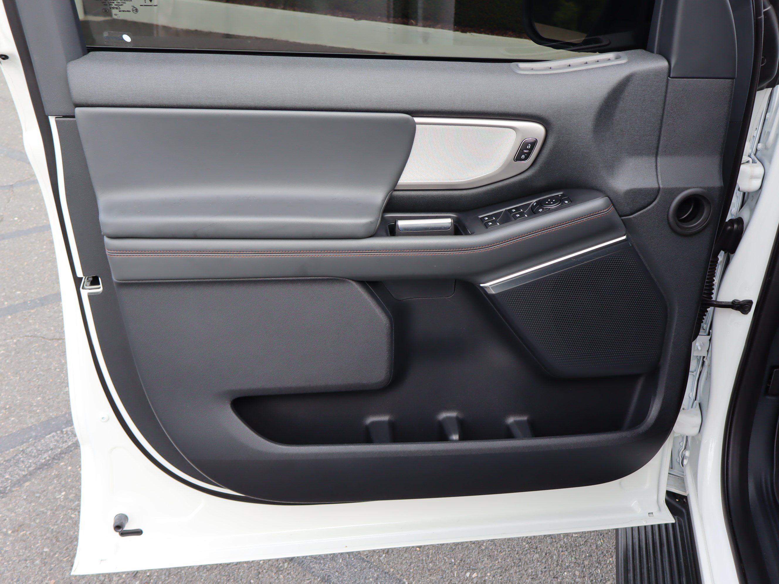Used 2025 Ford Expedition Active RWD image 18