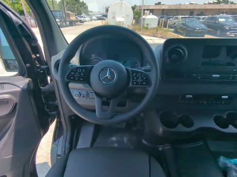 Used 2024 Mercedes-Benz Sprinter 2500 image 3