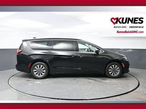 Used 2024 Chrysler Pacifica Select FWD image 4