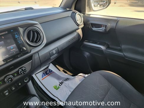Used 2018 Toyota Tacoma TRD Off-Road w/ Technology Package image 31