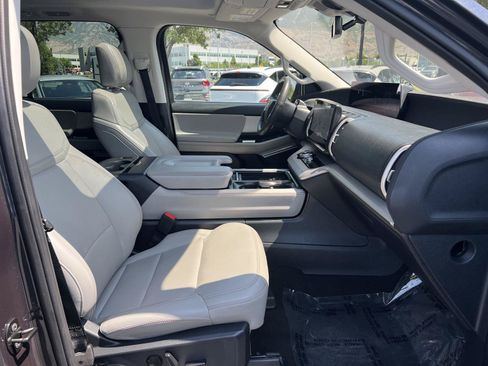 Used 2025 Ford Expedition Active AWD/4WD image 17