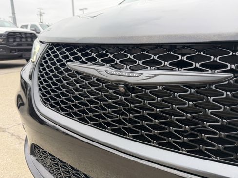 New 2026 Chrysler Pacifica Limited w/ Uconnect Theater Family Group image 19