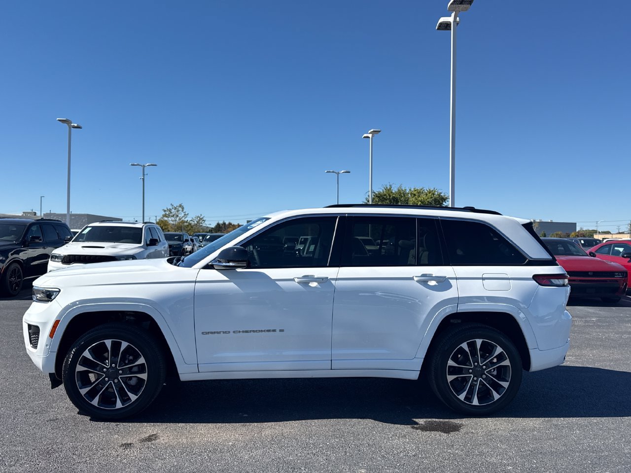 Used 2023 Jeep Grand Cherokee Overland w/ Luxury Tech Group IV AWD/4WD image 6