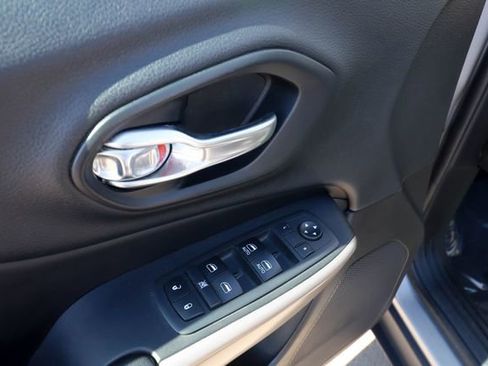 Used 2018 Jeep Cherokee Limited image 35